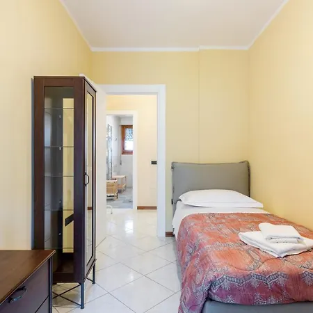 Guesthost - Comfortable Flat With Terraces Apartment *